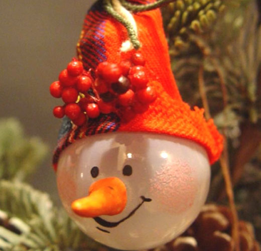 Веселый снеговик на елку из лампочки 