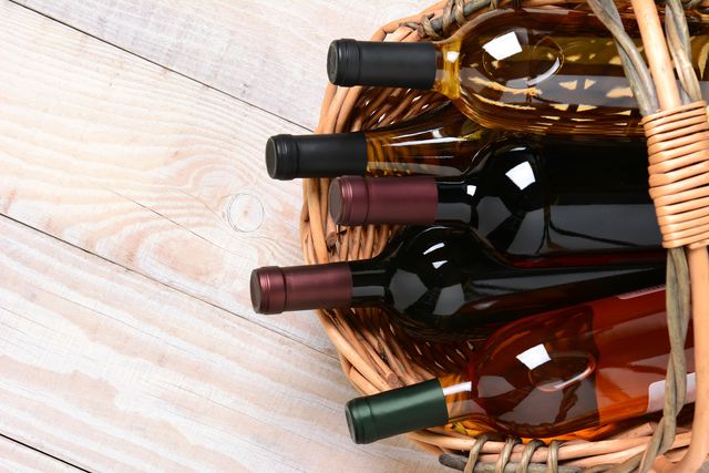 Бутылки с вином лучше хранить в горизонтальном положении, чтобы пробка все время смачивалась жидкостью и не рассыхалась