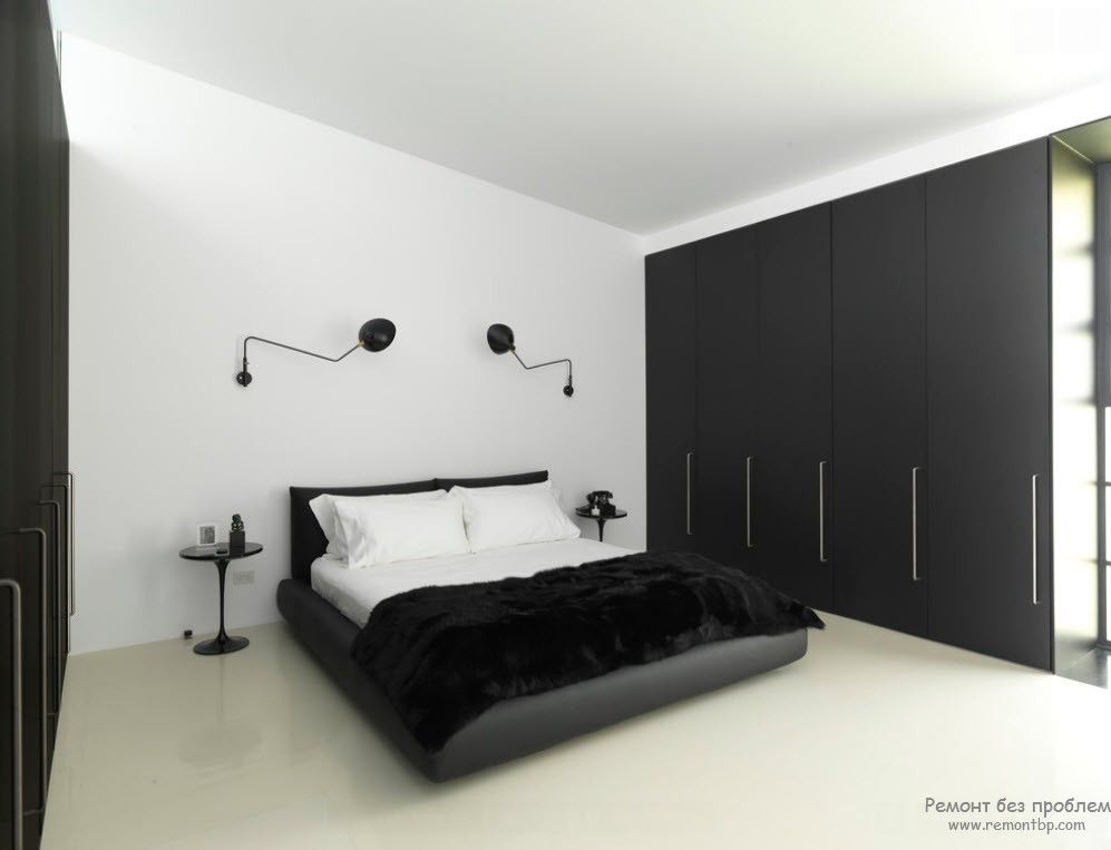 Эффектное классическое сочетание черного с белым в минималистской спальне