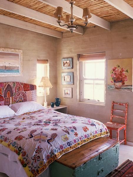 Спальня в деревенском стиле с элементами бохо