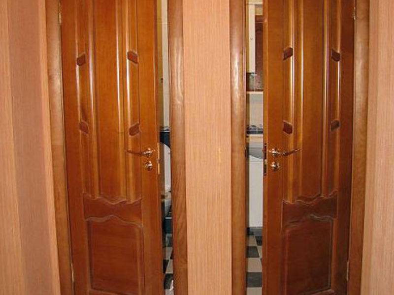 Монтаж дверей в ванной. Двери для ванной и туалета. Двери для ванной и туал. Деревянные двери в санузел. Двери туалет и ванна.
